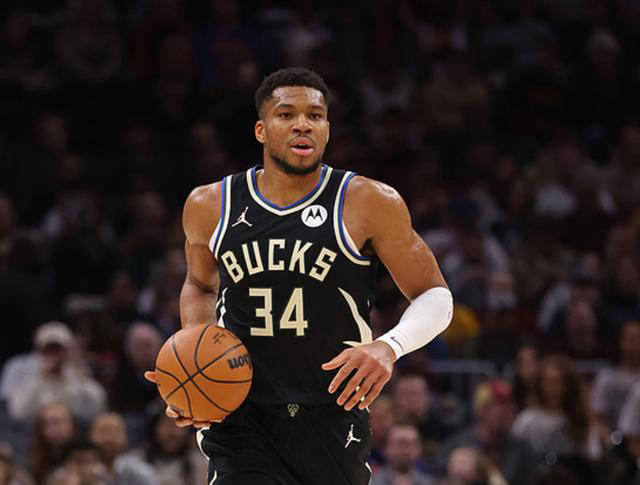 开云体育在线-雄鹿大胜篮网！字母哥轰分再度刷新个人得分纪录的简单介绍