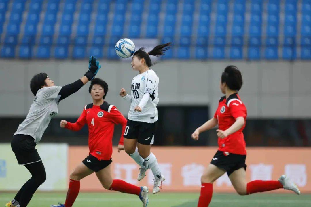 开云体育-包含女性足球运动员在比赛中展露拼搏精神的词条