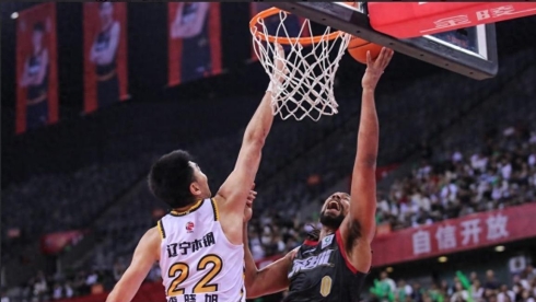 一支球队在比赛中失利引发球迷不满