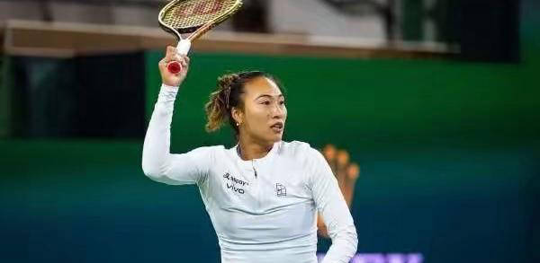 包含足球女运动员实力强劲，场上斩获胜利的词条