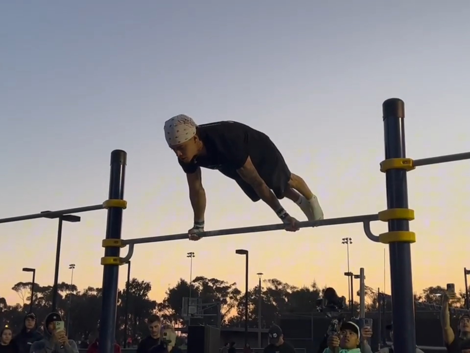 开云体育中国-激烈对抗，顶尖体育运动员展现高超技艺的简单介绍