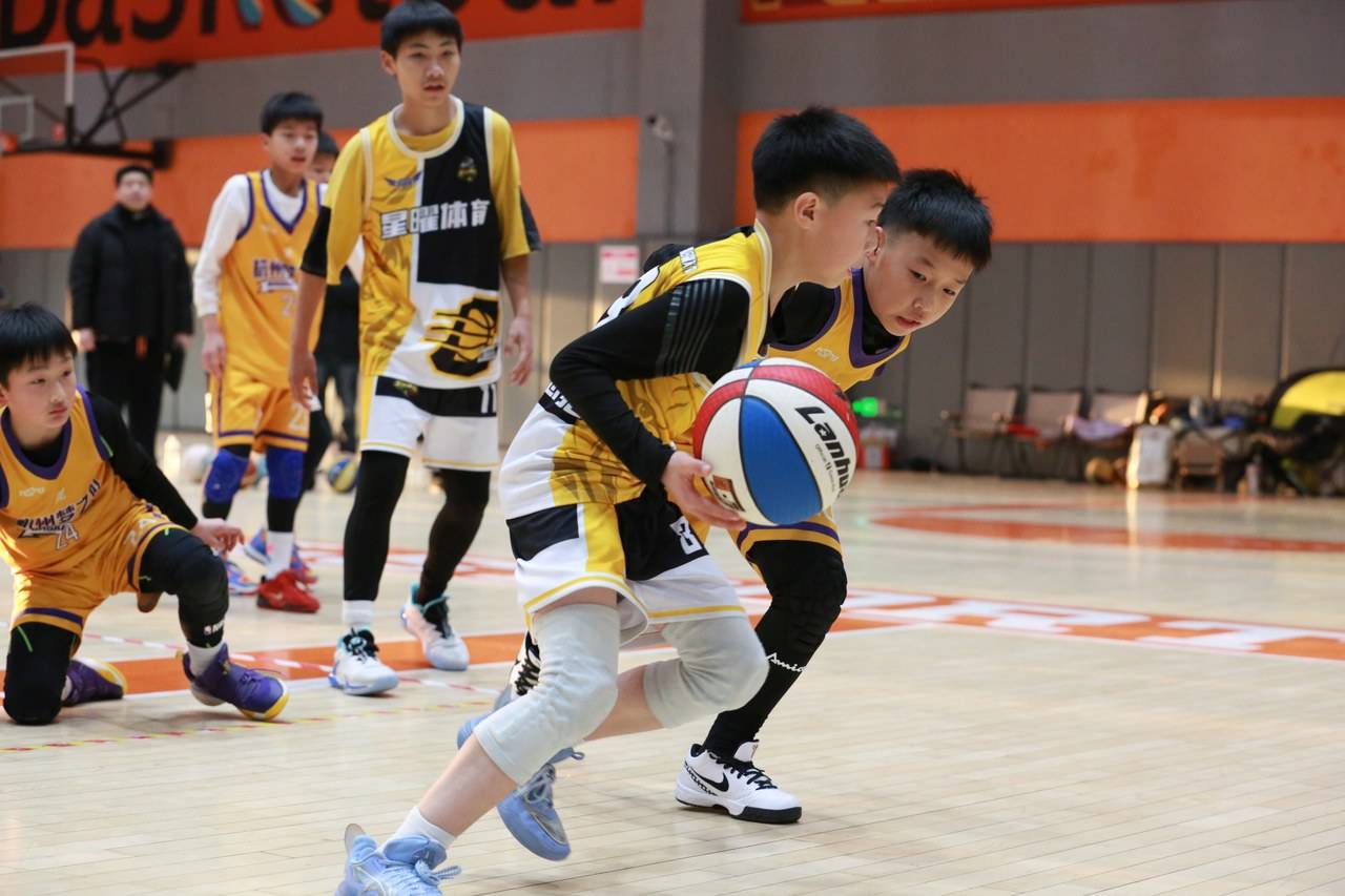 激烈对抗，顶尖体育运动员展现高超技艺的简单介绍