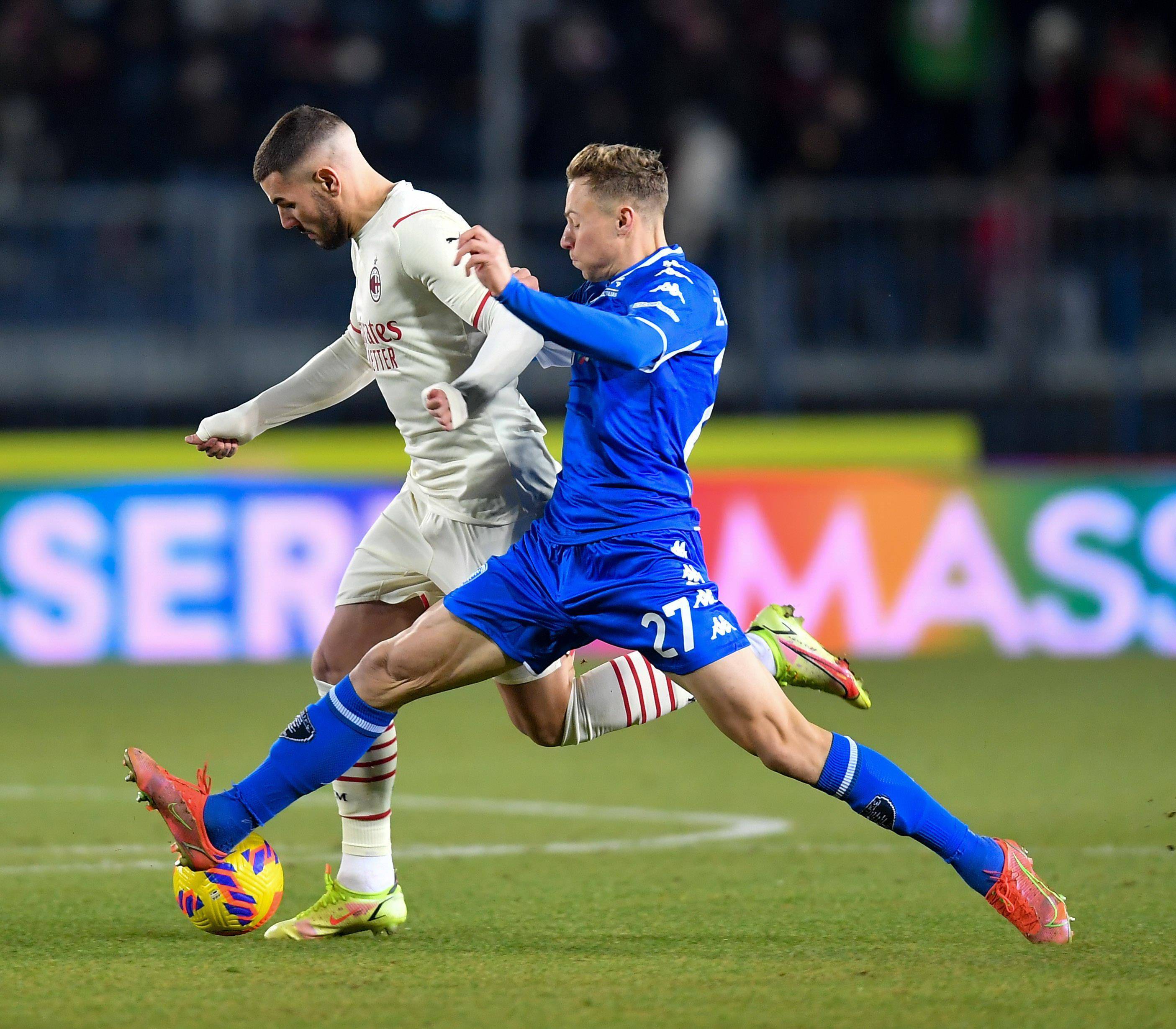 开云体育入口-足球比赛中球员在攻守两端表现出色