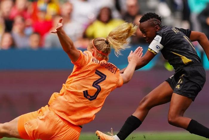 荷兰女足实现突击逆转，晋级八强
