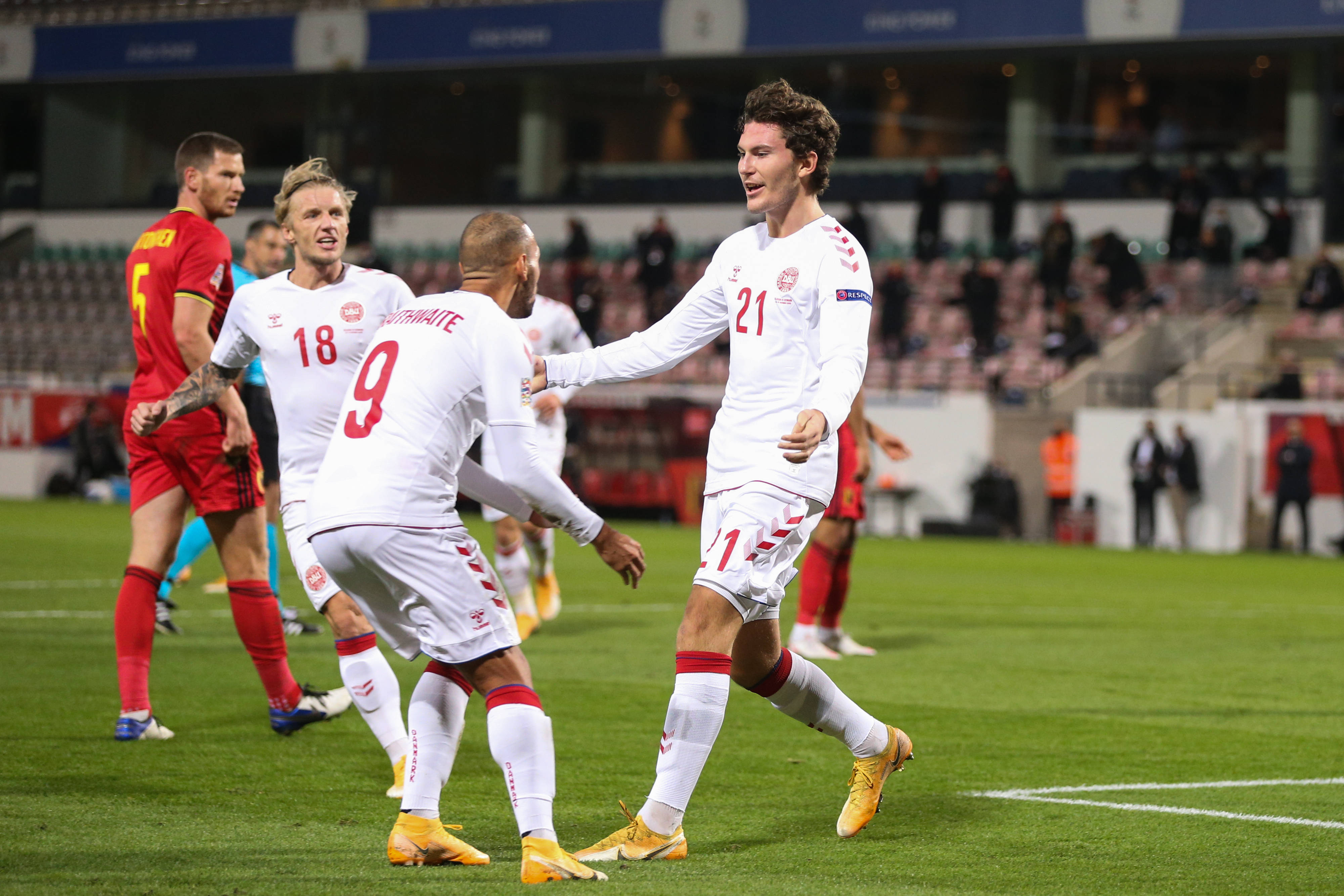 开云体育在线-足球赛事一触即发，球员们全力以赴