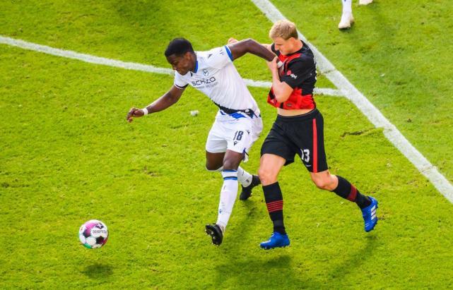 法兰克福球员收到乌龙球风波,遭球迷批评的简单介绍 法兰克福球员收到乌龙球风波,遭球迷批评的简单介绍