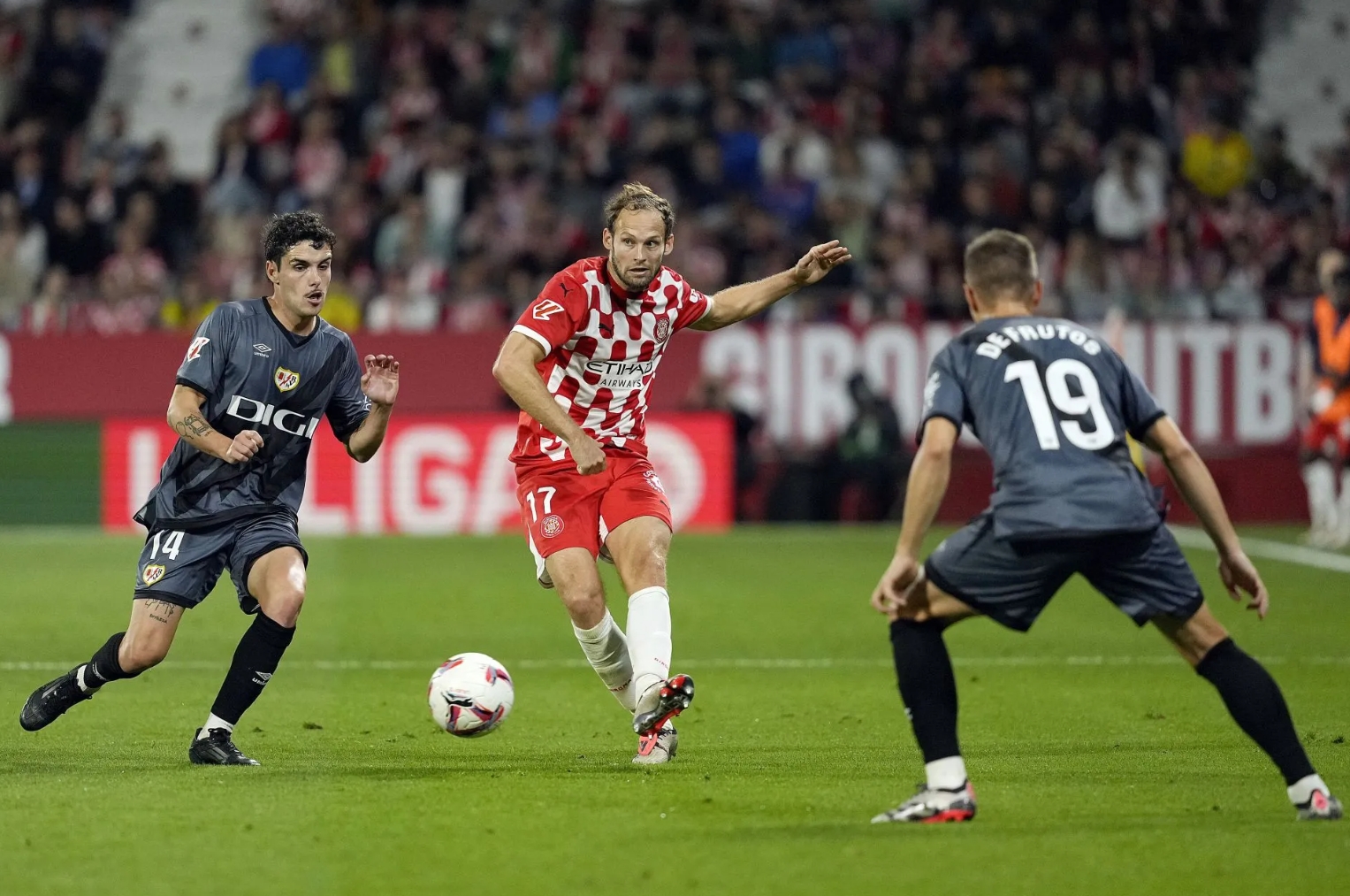 巴塞罗那客场获胜，提前预定联赛第二名