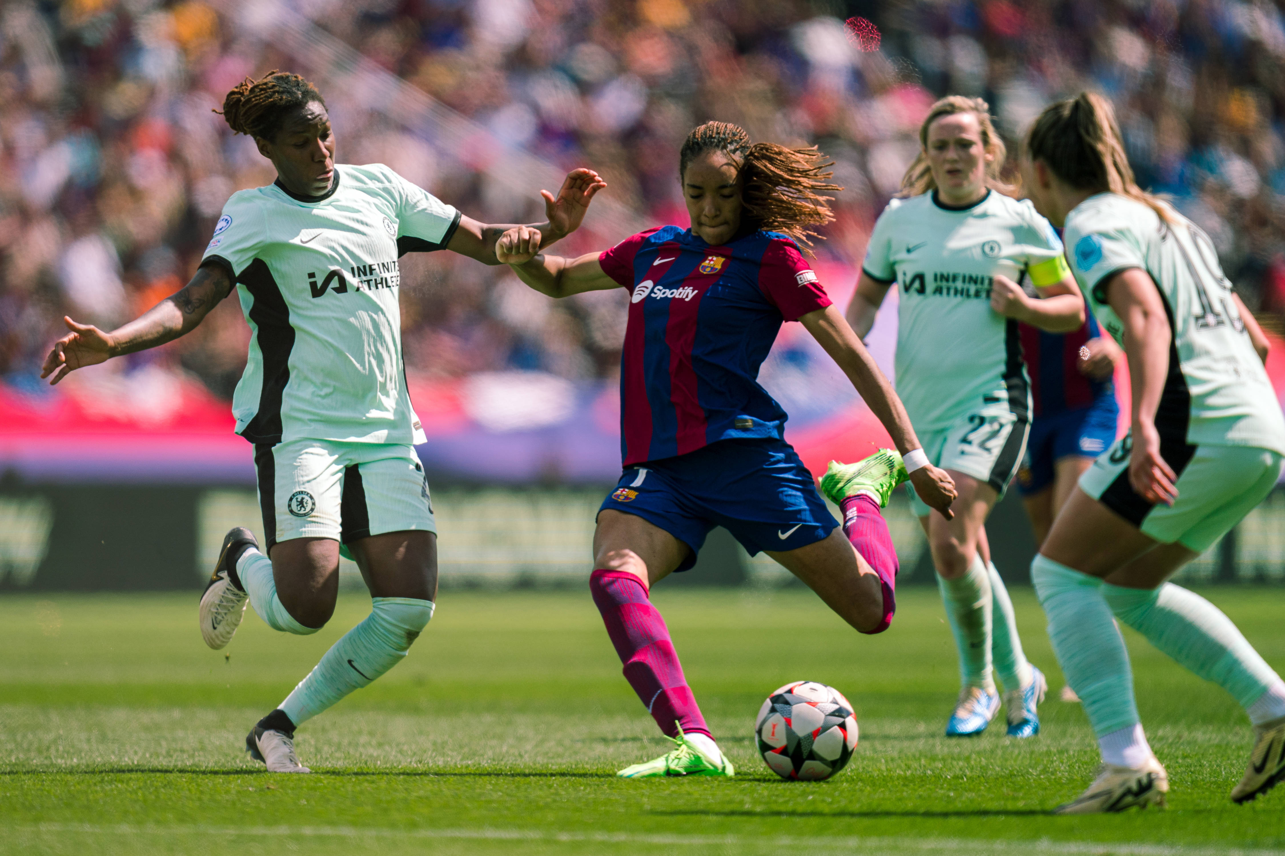 包含网络热议足球比赛呈现出激烈态势的词条