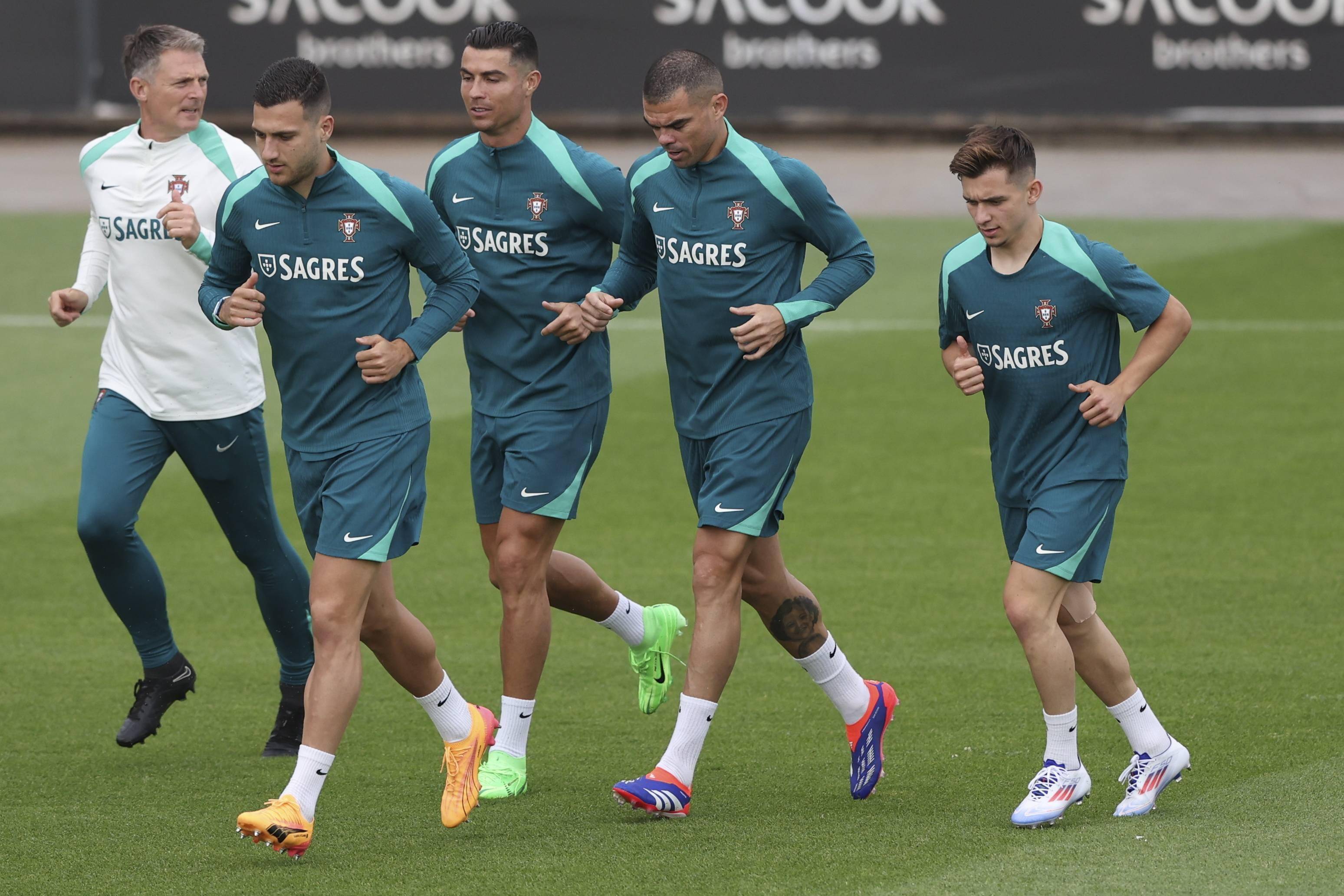 关于葡萄牙队双杀对手,轻松跻身欧洲杯的信息 关于葡萄牙队双杀对手,轻松跻身欧洲杯的信息