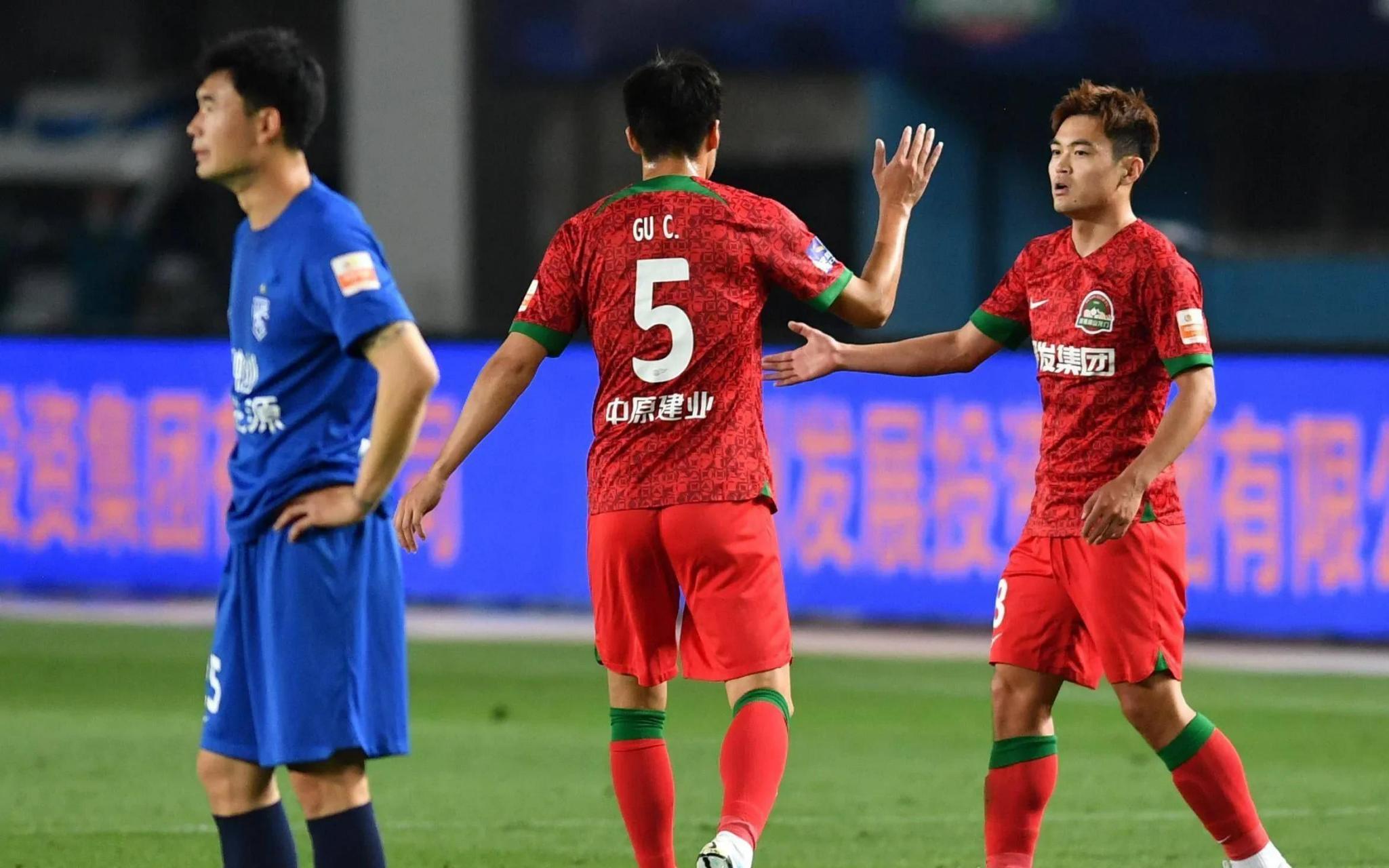 骑士主场告捷,球迷热情高涨 骑士主场告捷,球迷热情高涨