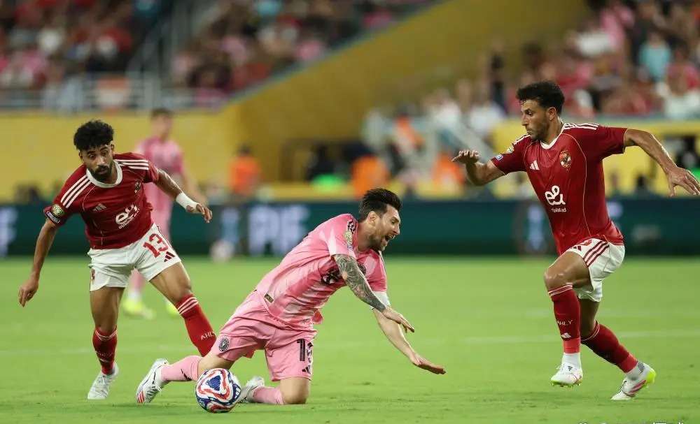 球队实力对决，赛场火爆气氛达顶峰的简单介绍