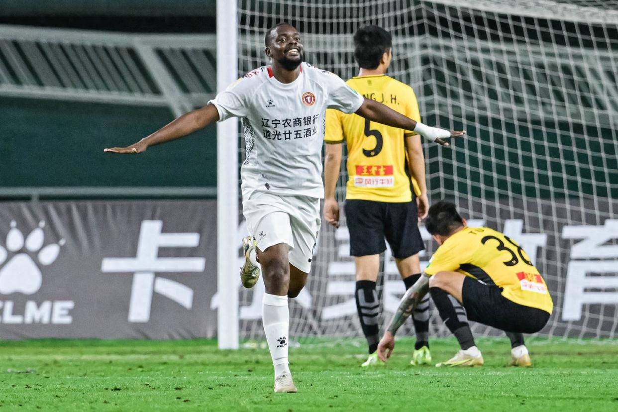 开云体育中国-包含射手梅开二度，助球队击败强手的词条