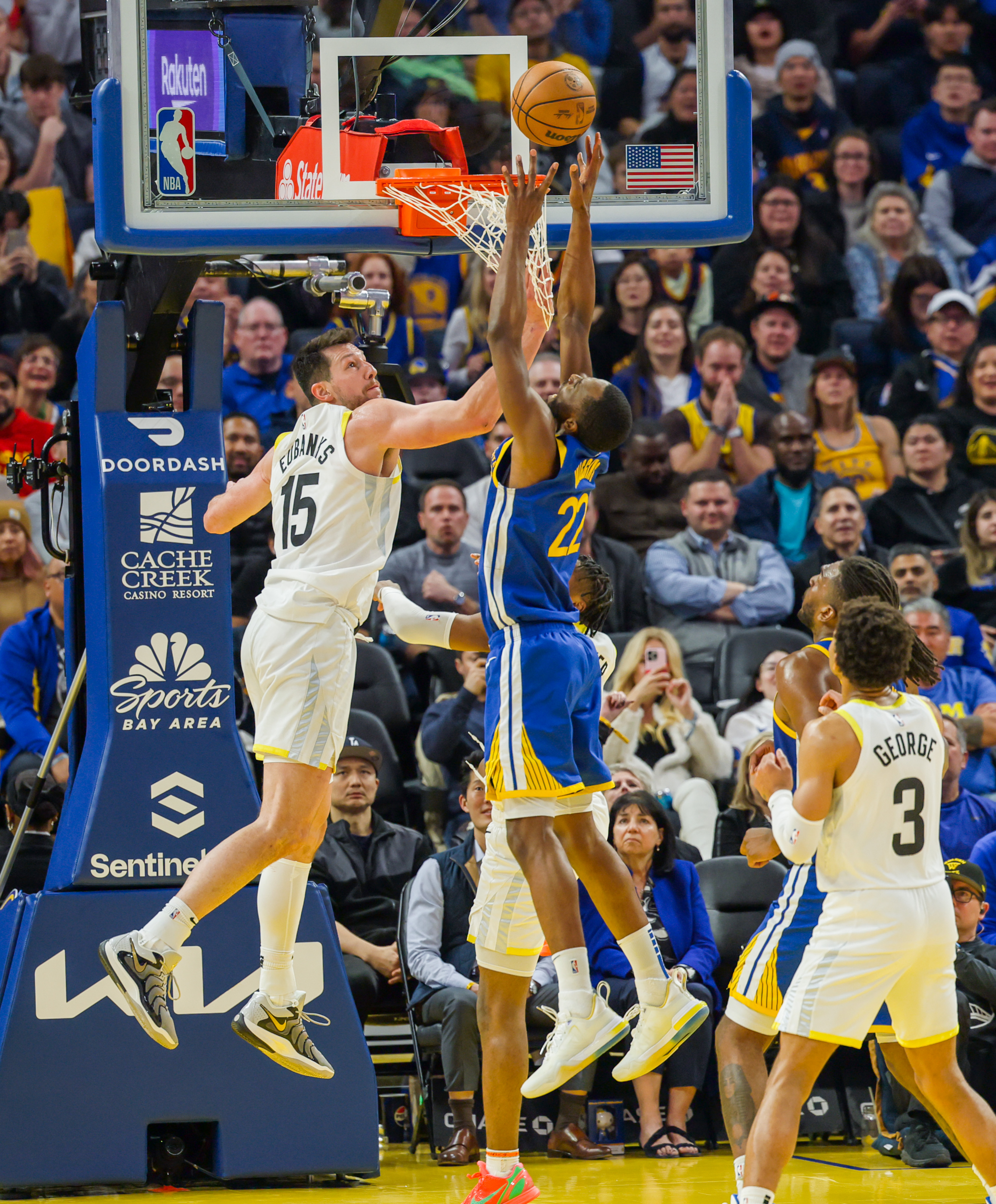 掘金客场大胜,球员表现出色 掘金客场大胜,球员表现出色