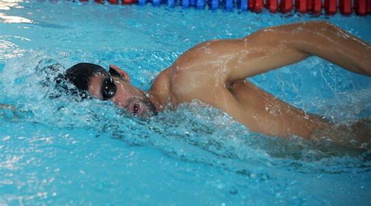 美国运动员在游泳比赛中刷新记录