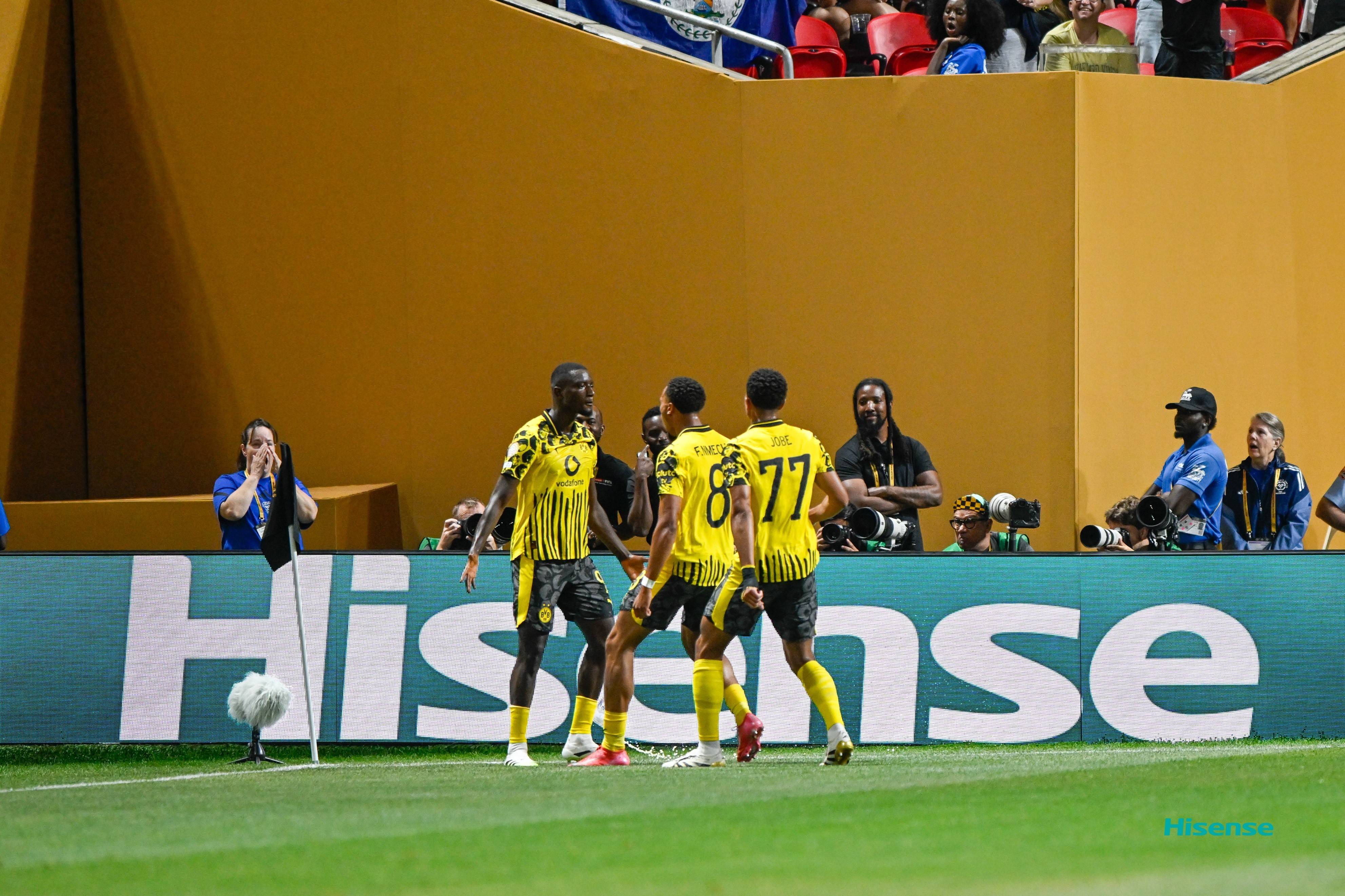 皇马夺魁勇夺冠军，球迷疯狂欢呼！