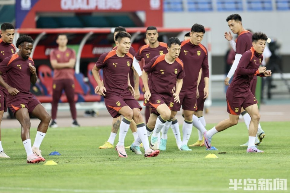 球队在赛场上团结协作争取胜利