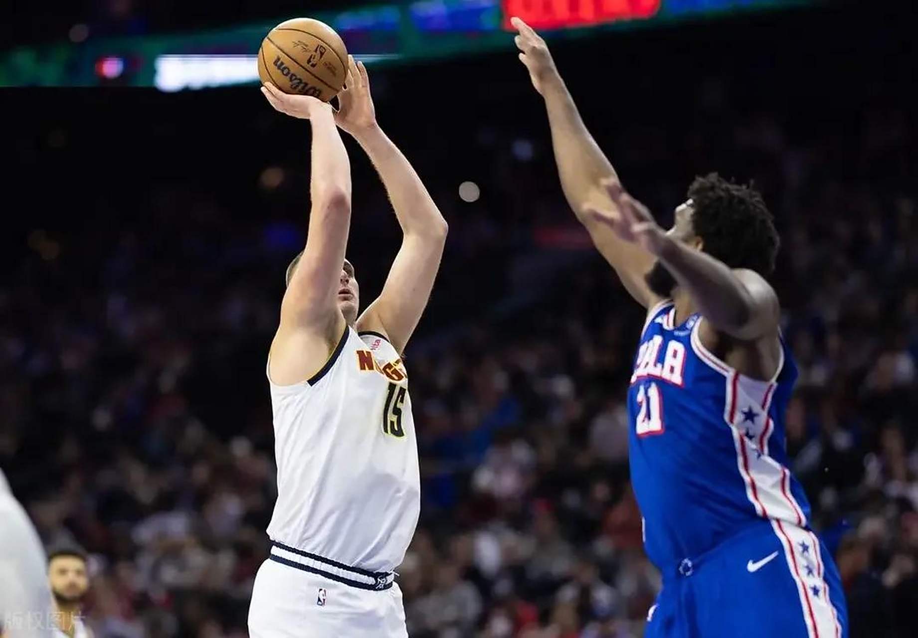 勇士翻盘掘金,恩比德高光表现 勇士翻盘掘金,恩比德高光表现