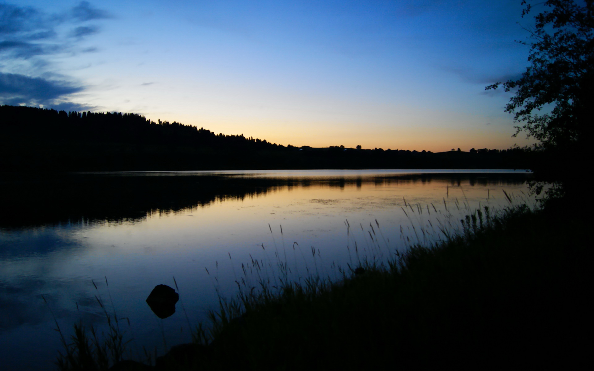 赛道博弈，当F1争冠夜的交锋映射足球防守的艺术