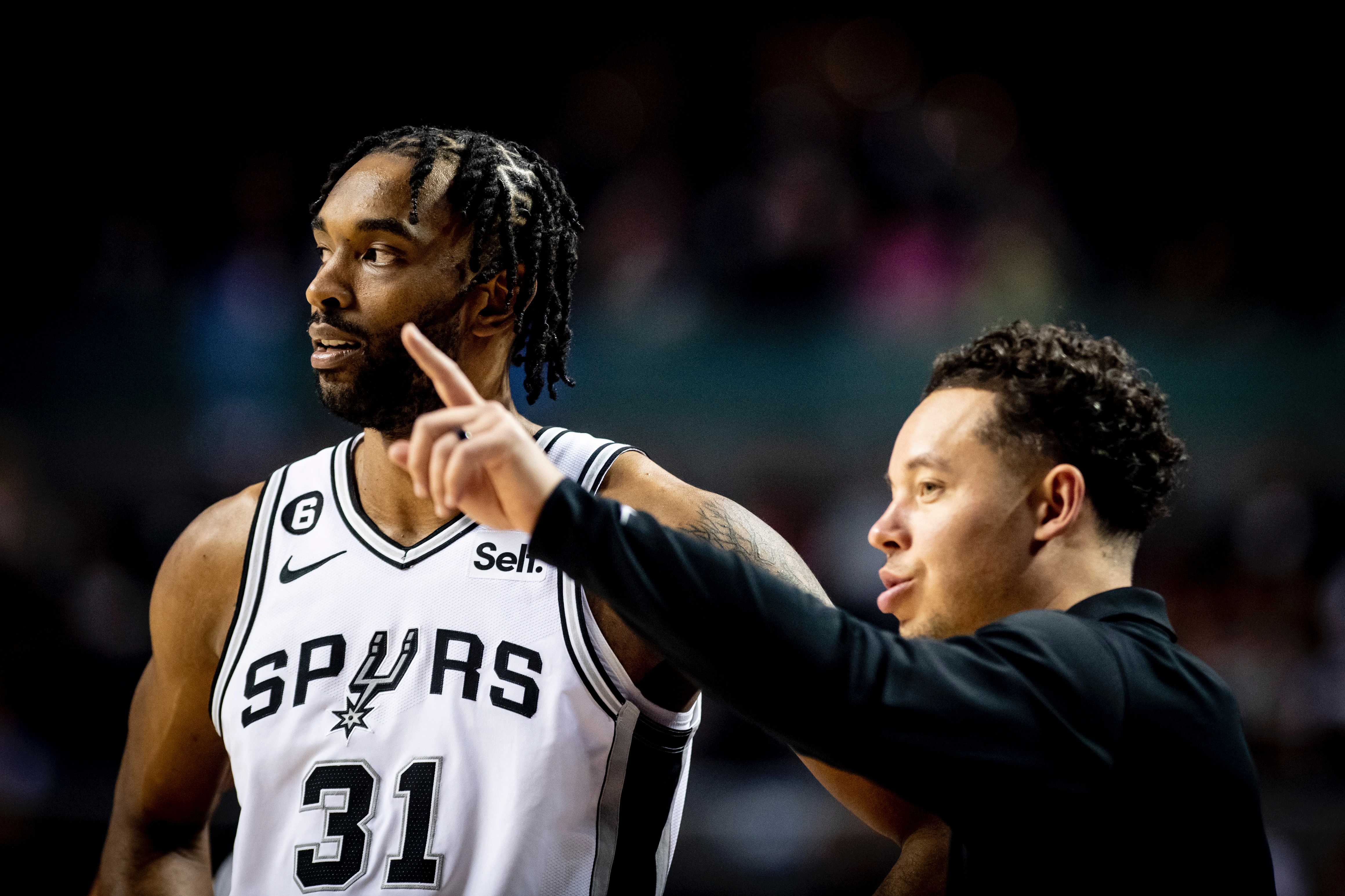 开云体育官方网站-活塞强行终结广东队，西亚卡姆关键节点连续得分