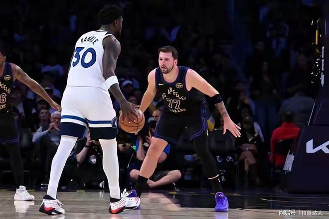 爱德华兹关键战不手软,湖人防守锁死开拓者 爱德华兹关键战不手软,湖人防守锁死开拓者